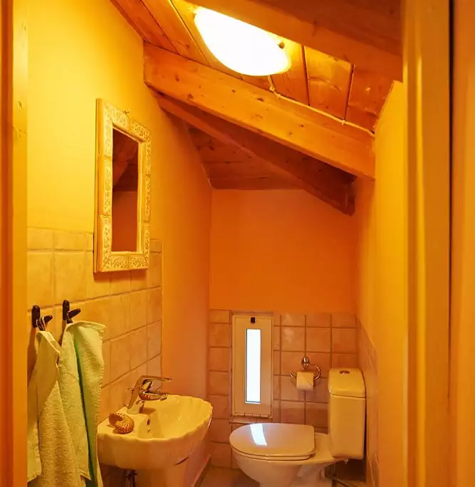 Honeymoon-Gallery-Suite toilet upper-floor